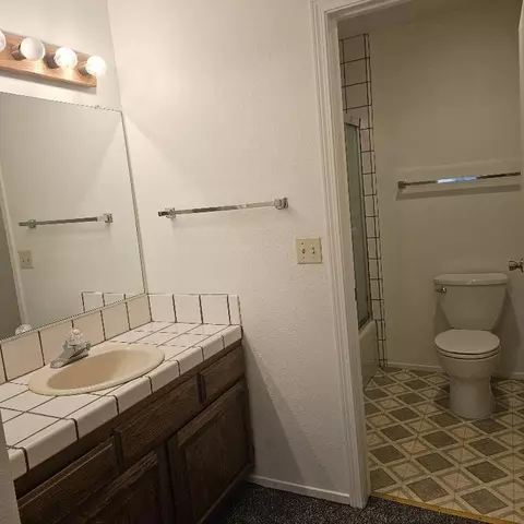 Bath - 426 Ridgecrest Trl #224, Redding, CA 96003 photo 2 of 2