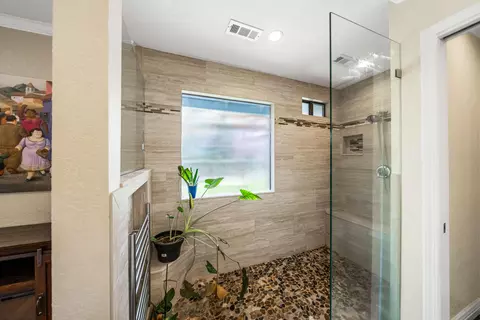 Bath - 819 Cardiff Ct, Redding, CA 96003 photo 2 of 5