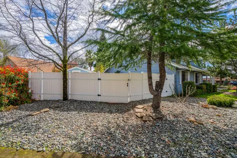 Exterior - 819 Cardiff Ct, Redding, CA 96003 photo 17 of 25