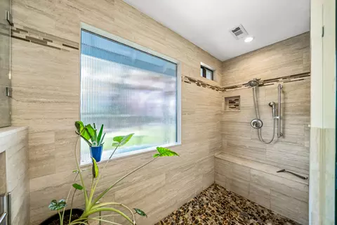 Bath - 819 Cardiff Ct, Redding, CA 96003 photo 3 of 5