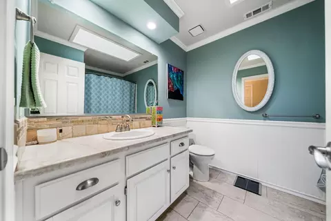 Bath - 819 Cardiff Ct, Redding, CA 96003 photo 4 of 5