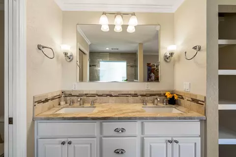 Bath - 819 Cardiff Ct, Redding, CA 96003 photo 1 of 5