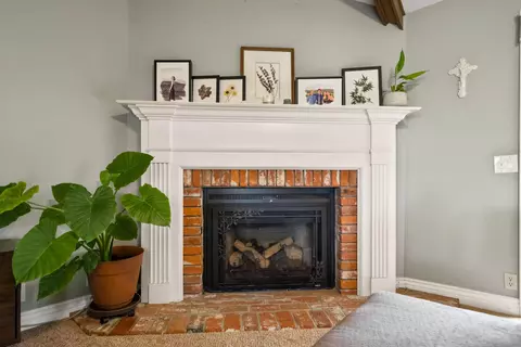 Living - 819 Cardiff Ct, Redding, CA 96003 photo 3 of 5