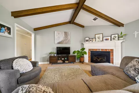 Living - 819 Cardiff Ct, Redding, CA 96003 photo 2 of 5