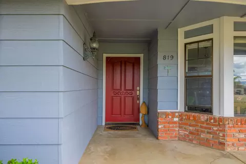Exterior - 819 Cardiff Ct, Redding, CA 96003 photo 4 of 25