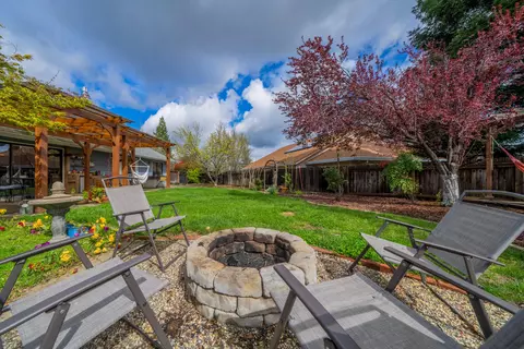 Exterior - 819 Cardiff Ct, Redding, CA 96003 photo 7 of 25