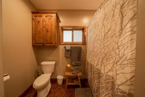 Bath - 6880 Samiret Ln, Shingletown, CA 96088 photo 4 of 7