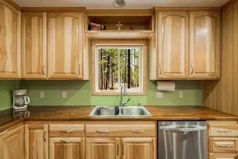 Kitchen - 6880 Samiret Ln, Shingletown, CA 96088 photo 7 of 8