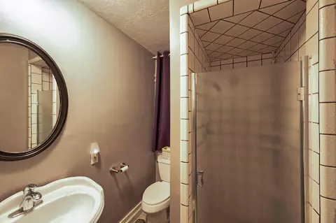 Bath - 1005 South St, Redding, CA 96001 photo 2 of 3