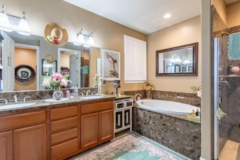 Bath - 6136 Lucca Trl, Redding, CA 96003 photo 2 of 5