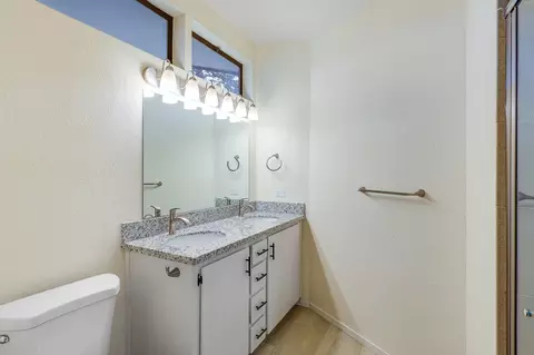Bath - 1585 Robinson Dr, Red Bluff, CA 96080 photo 1 of 7