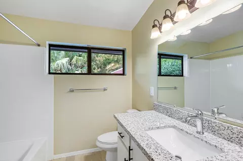 Bath - 1585 Robinson Dr, Red Bluff, CA 96080 photo 5 of 7