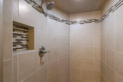 Bath - 1585 Robinson Dr, Red Bluff, CA 96080 photo 3 of 7