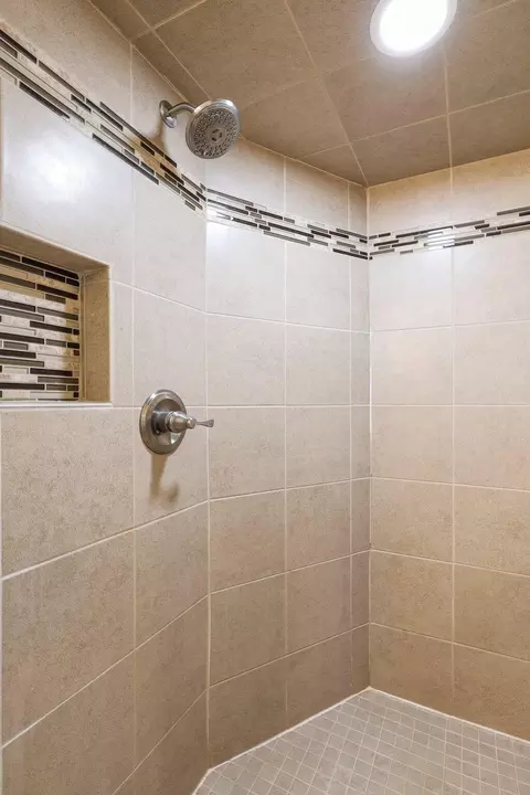 Bath - 1585 Robinson Dr, Red Bluff, CA 96080 photo 4 of 7