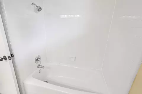 Bath - 1585 Robinson Dr, Red Bluff, CA 96080 photo 6 of 7