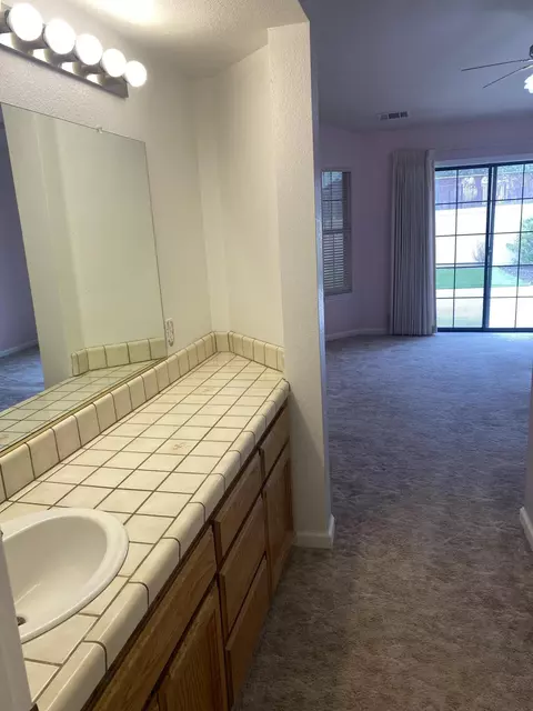 Bath - 1944 Wineberry Path, Redding, CA 96003 photo 1 of 3