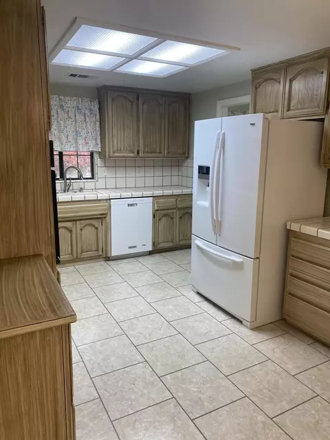 Kitchen - 1944 Wineberry Path, Redding, CA 96003 photo 4 of 6
