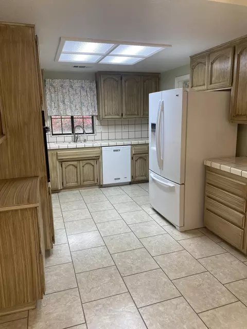 Kitchen - 1944 Wineberry Path, Redding, CA 96003 photo 5 of 6