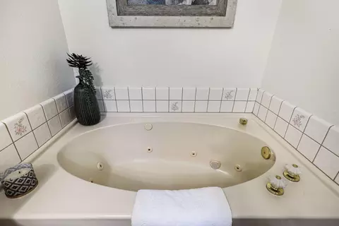 Bath - 3158 Howard Dr, Redding, CA 96001 photo 4 of 4