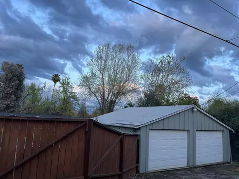Exterior - 1142 Walnut Ave, Redding, CA 96001 photo 2 of 10