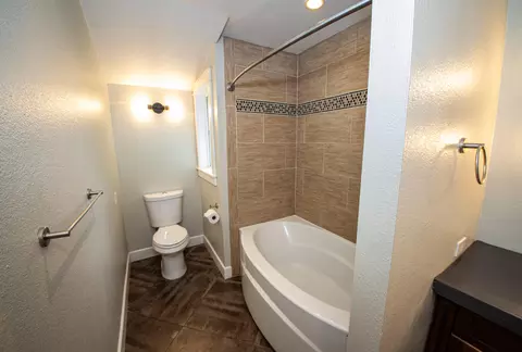 Bath - 1142 Walnut Ave, Redding, CA 96001 photo 4 of 8
