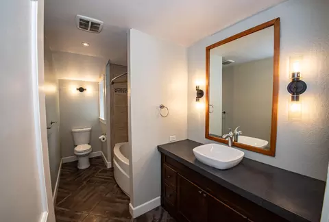 Bath - 1142 Walnut Ave, Redding, CA 96001 photo 3 of 8