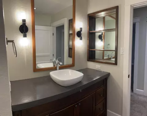 Bath - 1142 Walnut Ave, Redding, CA 96001 photo 2 of 8