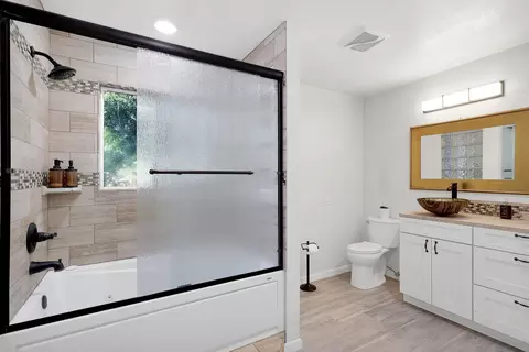 Bath - 4422 Gover Rd, Anderson, CA 96007 photo 3 of 5
