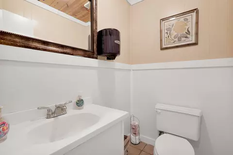 Bath - 4422 Gover Rd, Anderson, CA 96007 photo 2 of 5