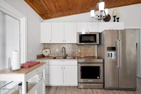 Kitchen - 4422 Gover Rd, Anderson, CA 96007 photo 7 of 8