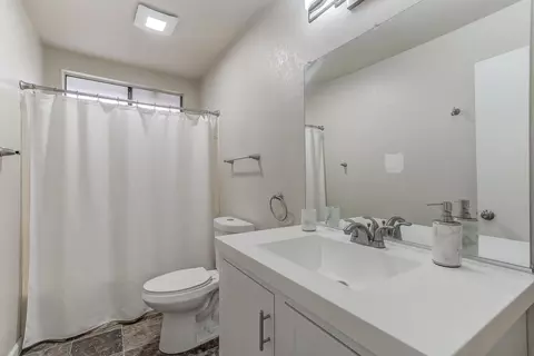 Bath - 2047 Winchester Pl, Redding, CA 96001 photo 3 of 4