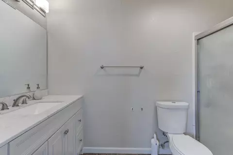 Bath - 2047 Winchester Pl, Redding, CA 96001 photo 2 of 4