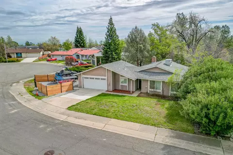 Exterior - 2047 Winchester Pl, Redding, CA 96001 photo 10 of 11