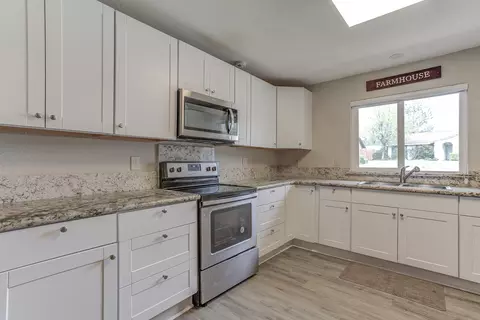 Kitchen - 2047 Winchester Pl, Redding, CA 96001 photo 2 of 4
