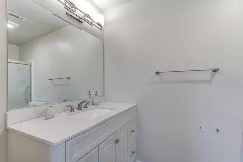 Bath - 2047 Winchester Pl, Redding, CA 96001 photo 1 of 4