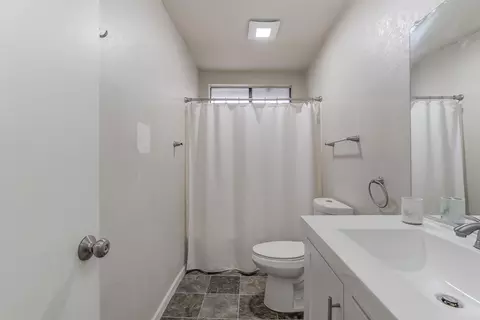 Bath - 2047 Winchester Pl, Redding, CA 96001 photo 4 of 4