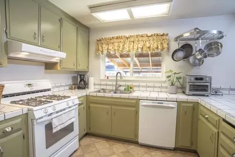 Kitchen - 236 Bonnie Ln, Willits, CA 95490 photo 3 of 5