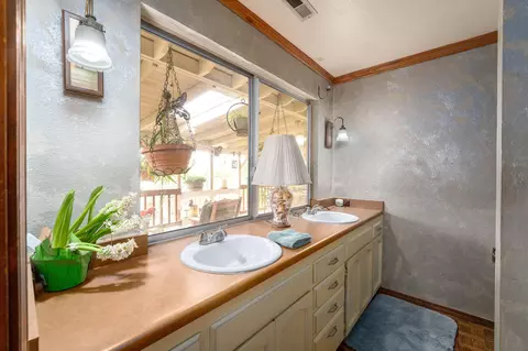 Bath - 8409 Creekview Ln, Redding, CA 96001 photo 2 of 3