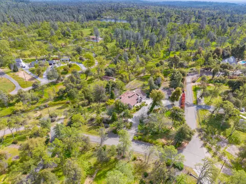 View/Area - 8409 Creekview Ln, Redding, CA 96001 photo 7 of 8