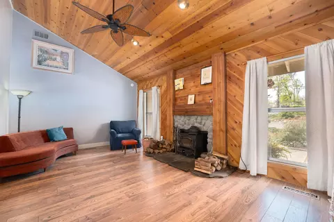 8409 Creekview Ln, Redding, CA 96001