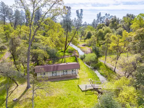 View/Area - 8409 Creekview Ln, Redding, CA 96001 photo 2 of 8