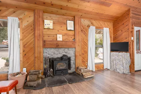 Living - 8409 Creekview Ln, Redding, CA 96001 photo 2 of 8