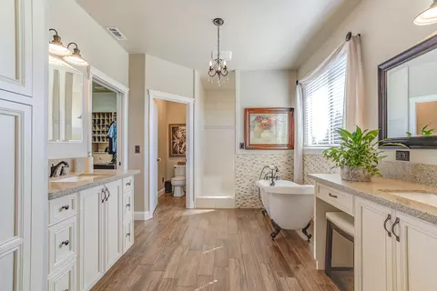 Bath - 270 Shadowrun Ct, Redding, CA 96003 photo 1 of 5