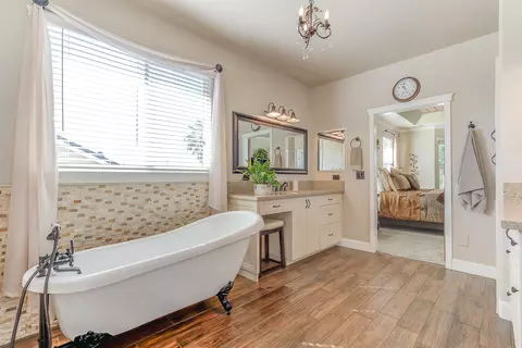 Bath - 270 Shadowrun Ct, Redding, CA 96003 photo 4 of 5