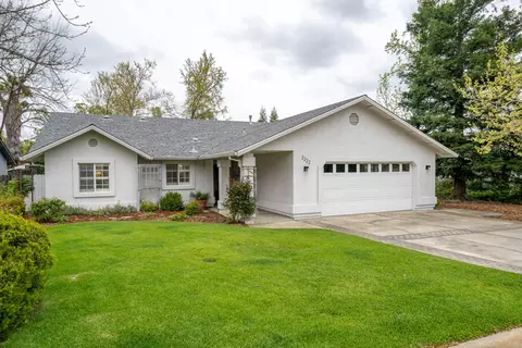 Exterior - 2222 Wicklow St, Redding, CA 96001 photo 5 of 22