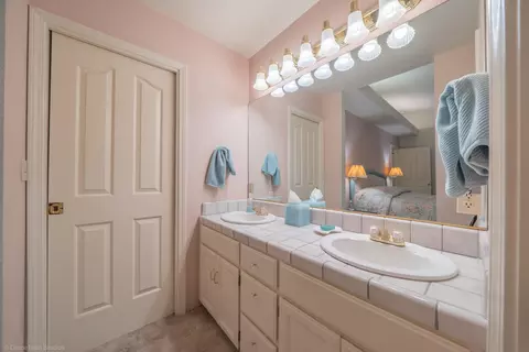 Bath - 2222 Wicklow St, Redding, CA 96001 photo 2 of 3