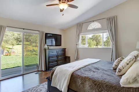 Bedroom - 14135 Dos Pinon Trl, Redding, CA 96003 photo 1 of 3
