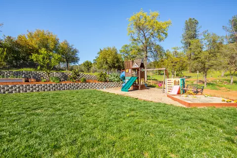 Exterior - 14135 Dos Pinon Trl, Redding, CA 96003 photo 5 of 9