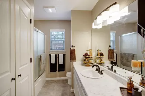 Bath - 14135 Dos Pinon Trl, Redding, CA 96003 photo 1 of 2