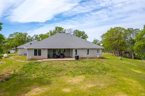 Exterior - 16416 Old Mission Dr, Red Bluff, CA 96080 photo 4 of 9